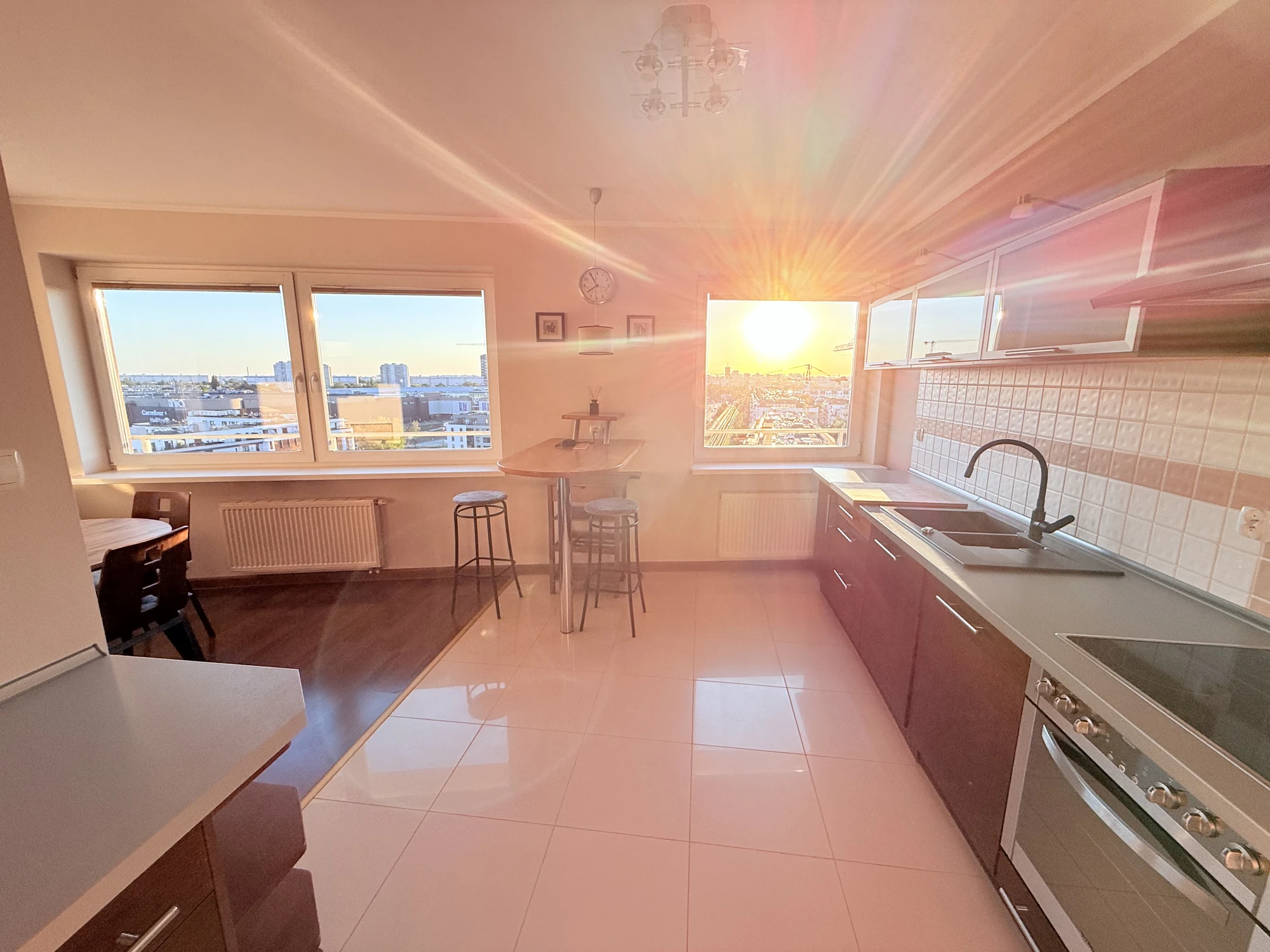 Kuchnia i część dzienna apartamentu Malta85 podczas zachodu słońca
